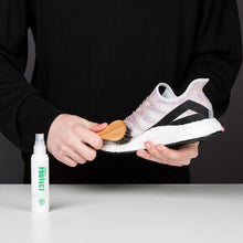 Indlæs billede til gallerivisning Superhydrophobic Protector &amp; Brush Kit - SNEAKERS ER - Lion Feet - Clean &amp; Protect